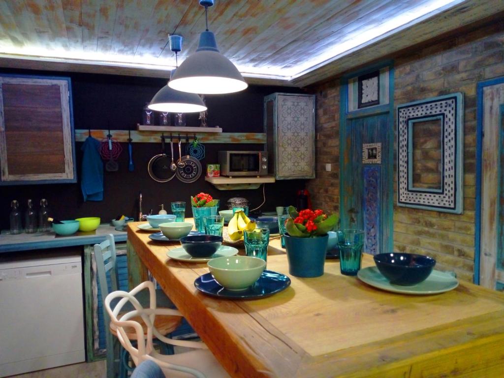 贝尔格莱德NapPARK Hostel的厨房配有木桌和碗