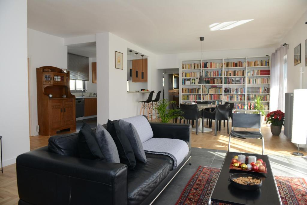 雅典Boutique Apartment in Chalandri的客厅配有黑色真皮沙发和桌子