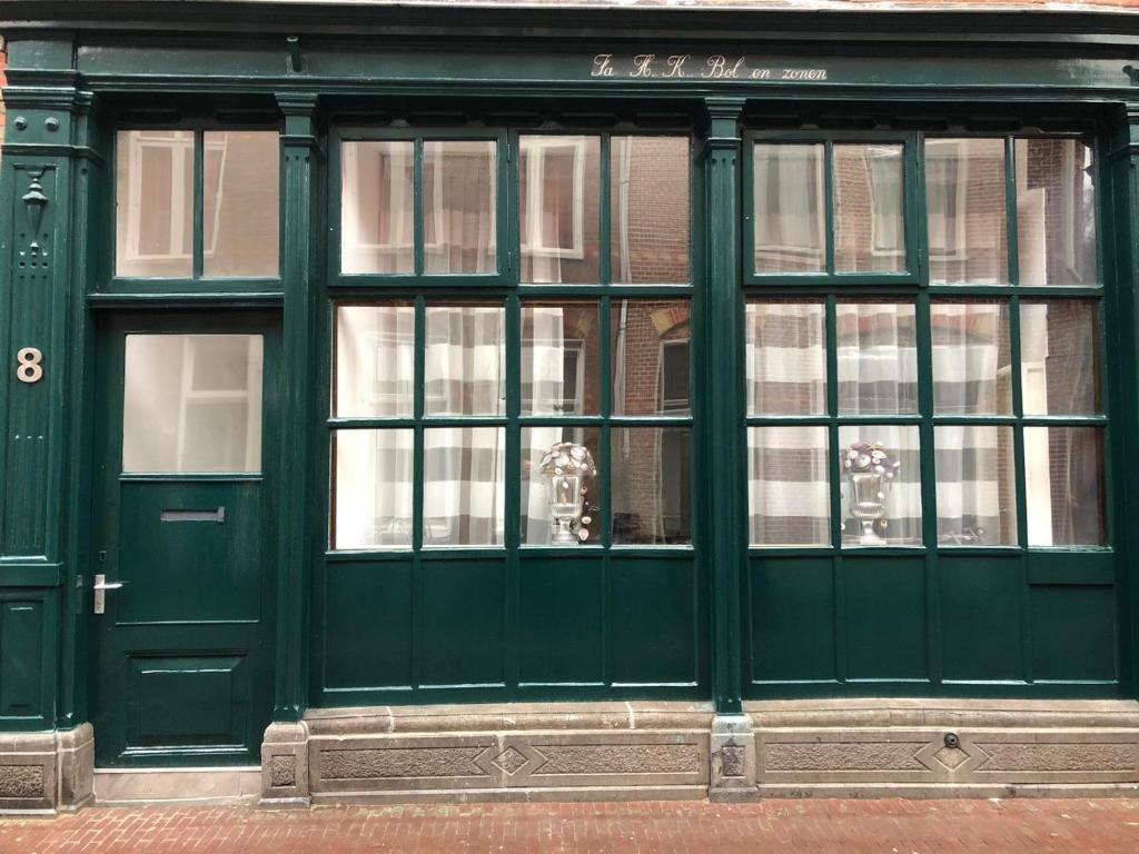 格罗宁根Prinsenstraat 8的街道上商店的绿门