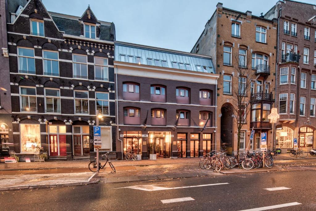 阿姆斯特丹Hotel van de Vijsel的一群自行车停放在街道上的建筑