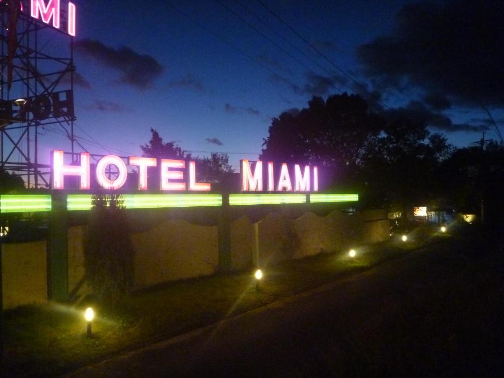 MetabaruHotel Miami (Adult Only)的夜间 ⁇ 虹酒店