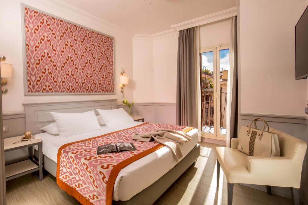 罗马德拉大道酒店的配有一张床和一把椅子的酒店客房