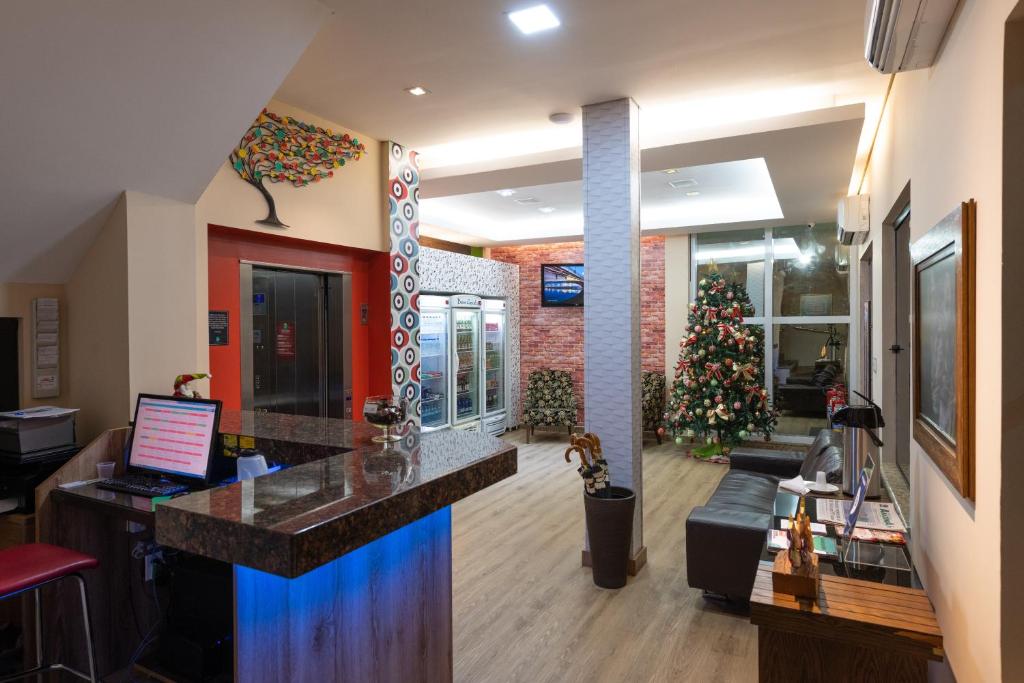 波多韦柳纳迪沃酒店的一间客厅,客厅里放着圣诞树