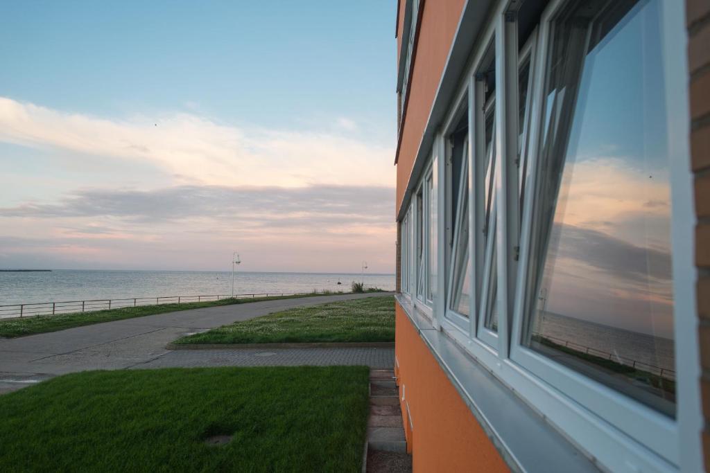 黑尔戈兰岛克拉西克公寓的海景建筑窗户