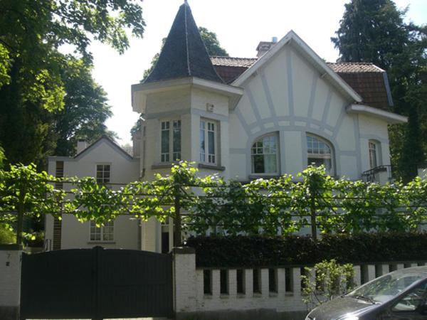 布鲁塞尔Maison Montana的前面有栅栏的大白色房子