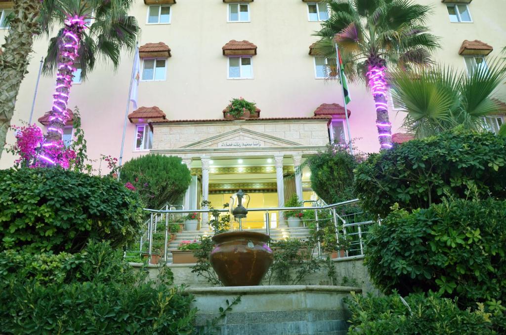瓦迪穆萨阿姆拉王宫国际酒店的一座棕榈树建筑
