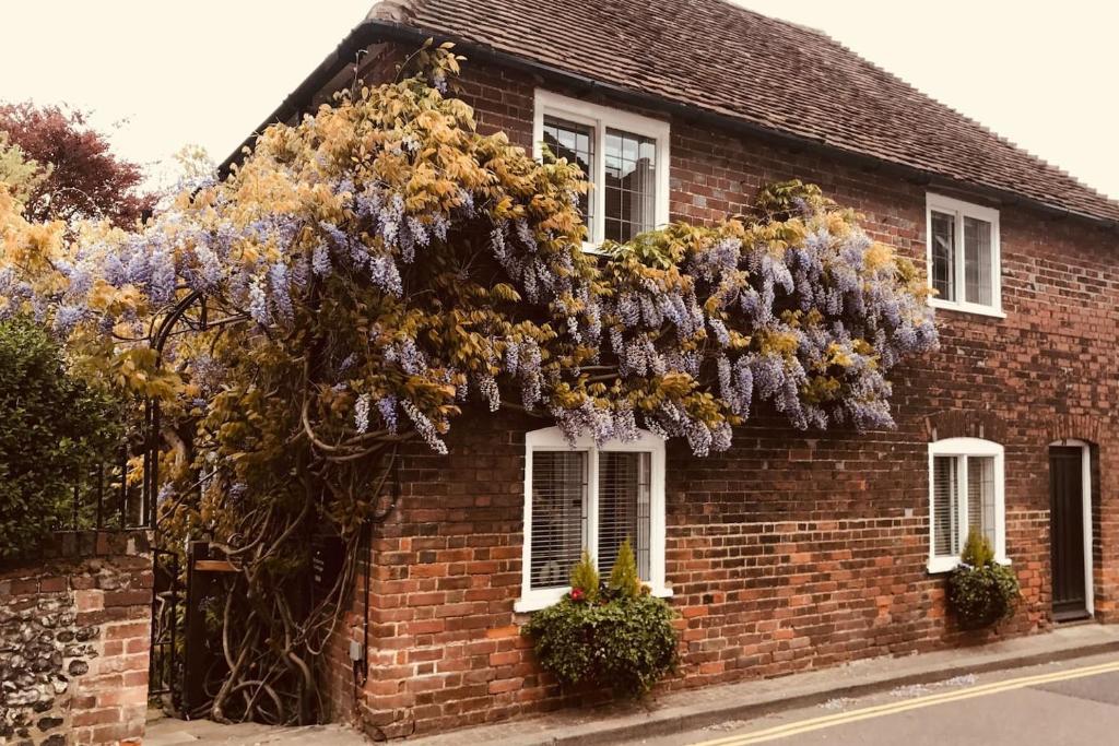 格雷夫森德Wisteria Cottage的砖房,花圈上花圈