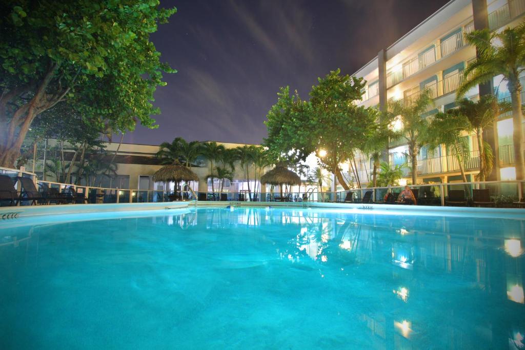 劳德代尔堡Fort Lauderdale Grand Hotel的一座大楼前的大型游泳池