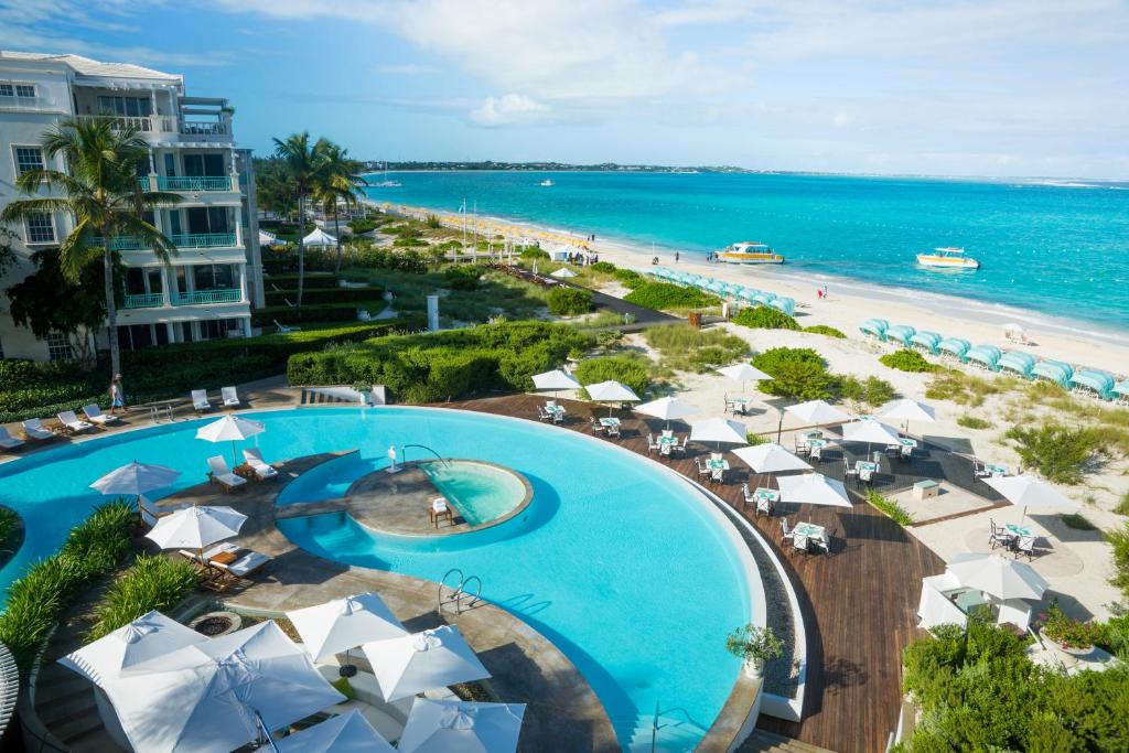 格雷斯湾棕榈特克斯凯科斯酒店的享有度假胜地的空中景致,设有游泳池和海滩