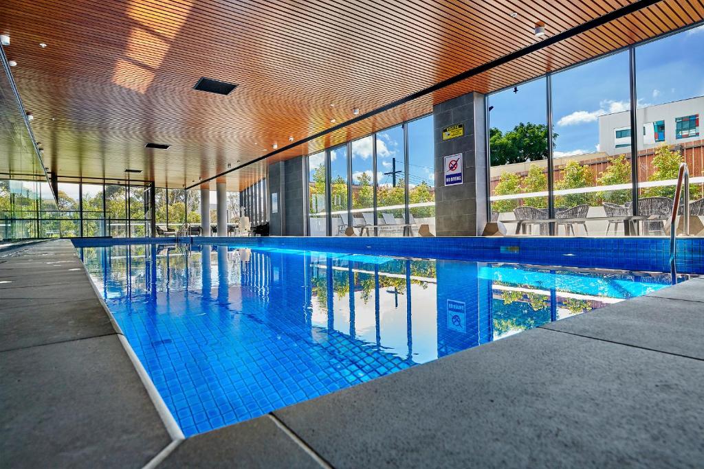 Melbourne Knox Central Apartment Hotel Official内部或周边的泳池