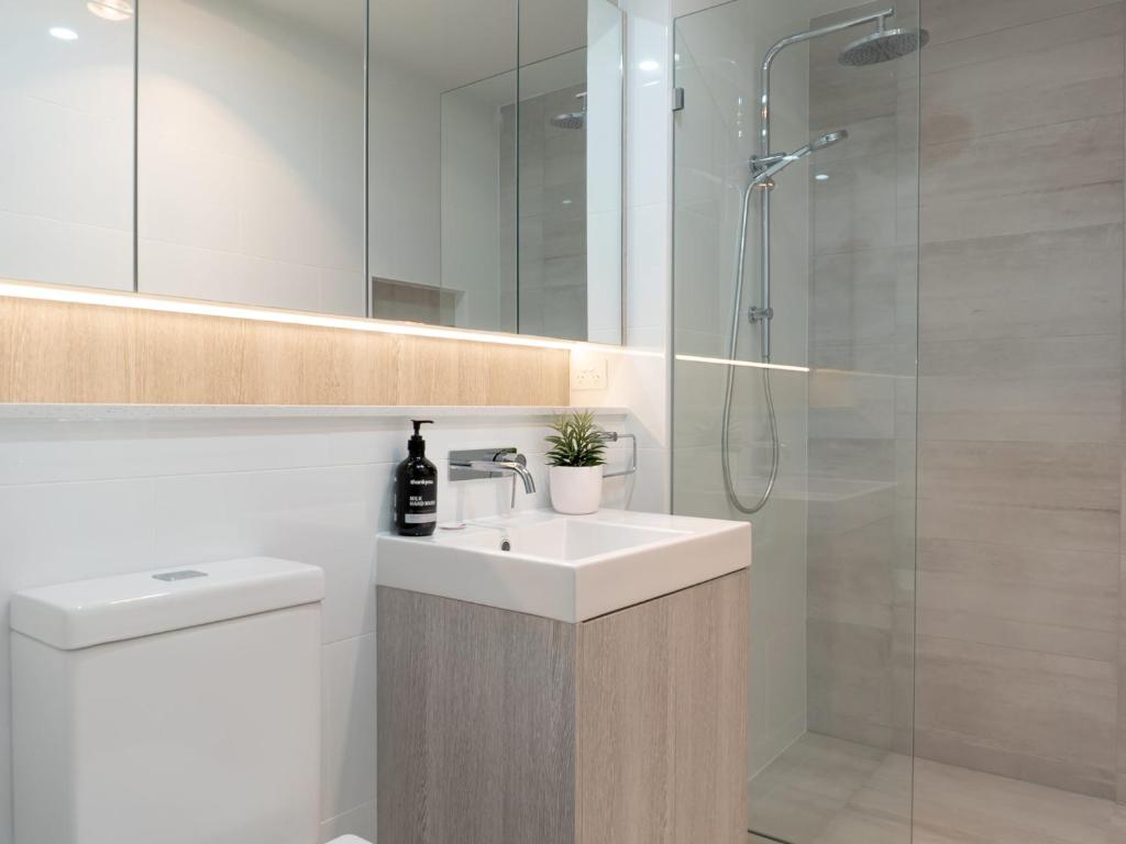 萨维特尔Rockpools 1的浴室配有白色水槽和淋浴。
