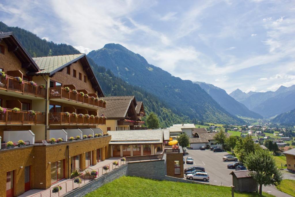 圣加伦基希扎芒斯皮茨山地Spa酒店的享有以山脉为背景的小镇美景。