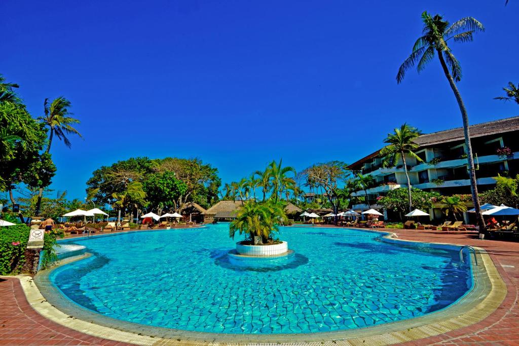 沙努尔普拉玛沙努尔海滩巴厘岛酒店的度假村中心带喷泉的大型游泳池