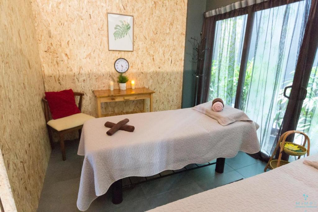 停泊岛敏披佩汉田安度假村的一间医院房间,里面配有一张带毛巾的床