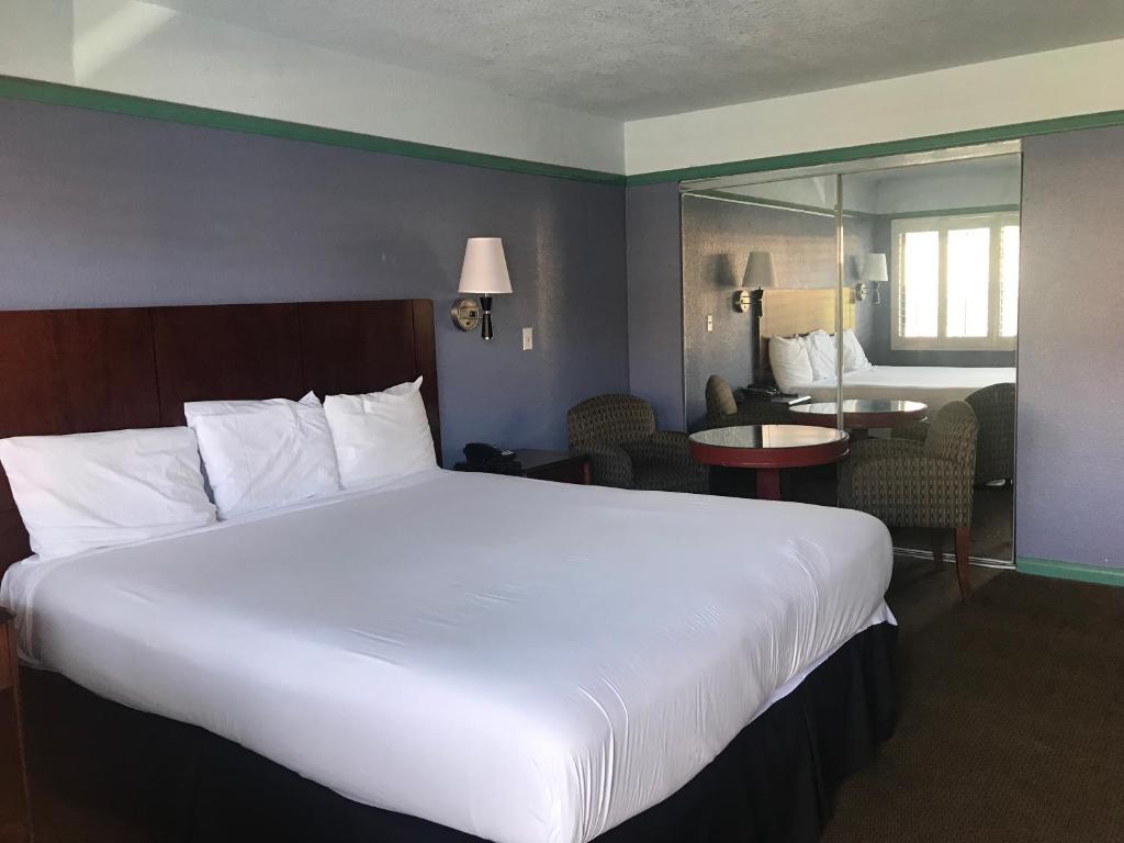 奥兰治大A汽车旅馆 的一张大白色的床,位于酒店客房内