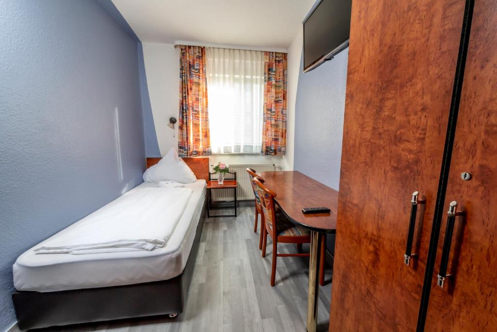斯图加特斯特恩酒店的小房间设有一张床和一张书桌