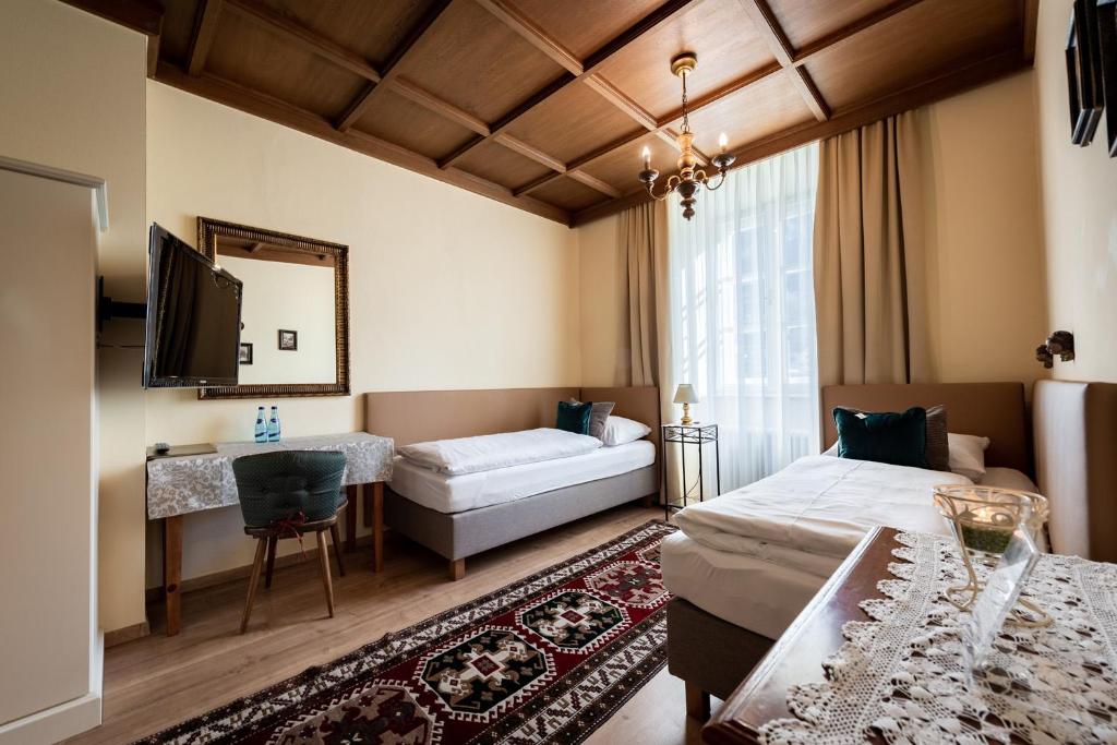 施瓦茨施罗斯米特哈特酒店的一间卧室配有一张床、一张桌子和一面镜子