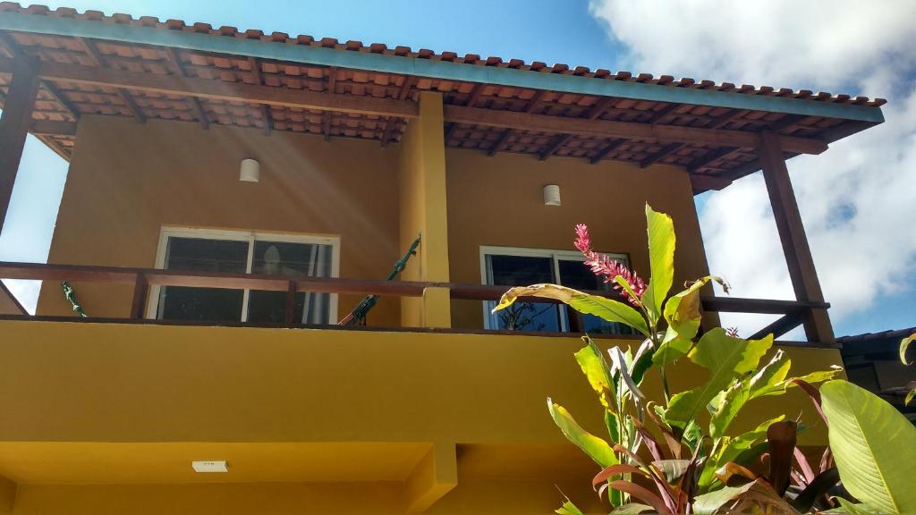 坎布里Camburi suites的带阳台的黄色房屋