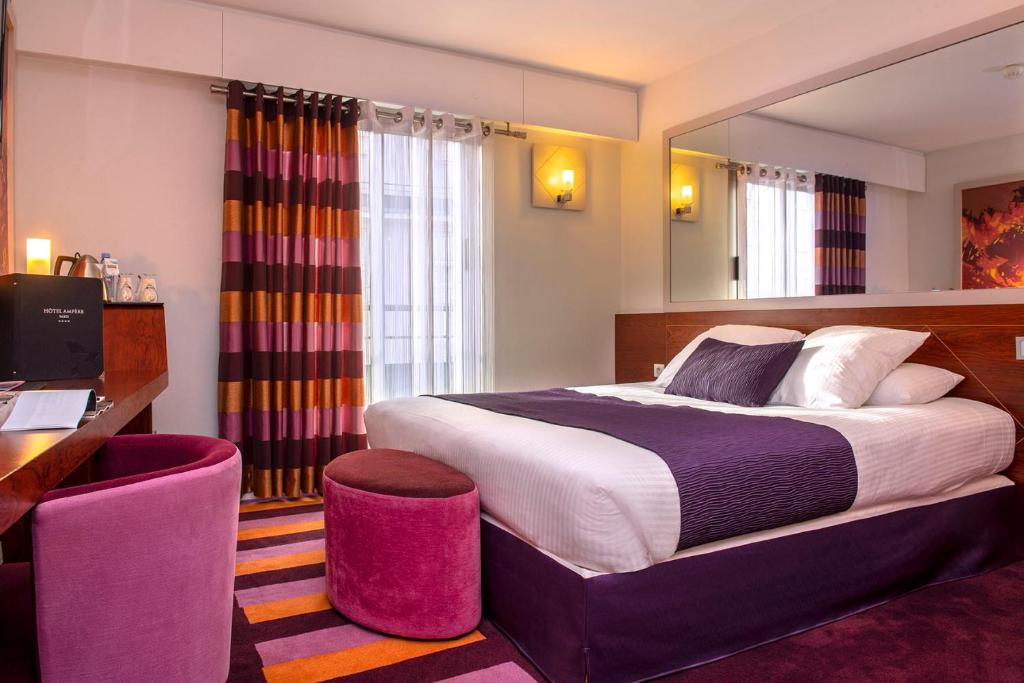 巴黎安贝尔酒店的酒店客房设有一张大床和一张书桌。