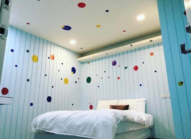 大溪孔雀大旅社的一间卧室,墙上有五颜六色的球