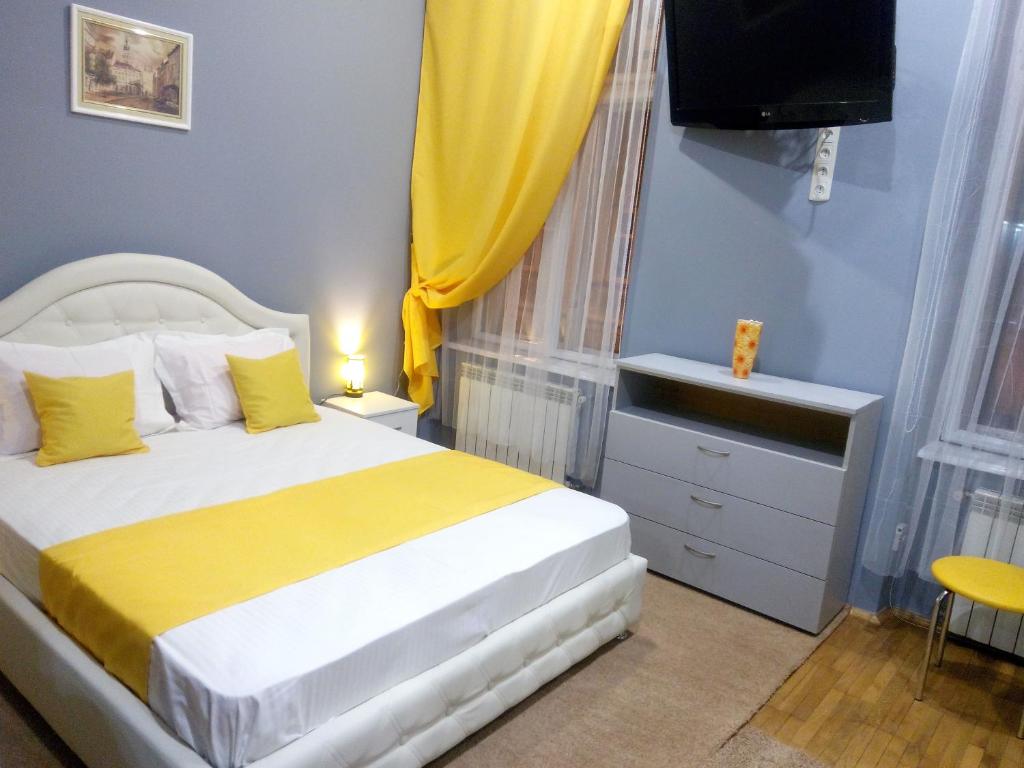 利沃夫Near Rynok Square的一间卧室配有一张床和一台电视