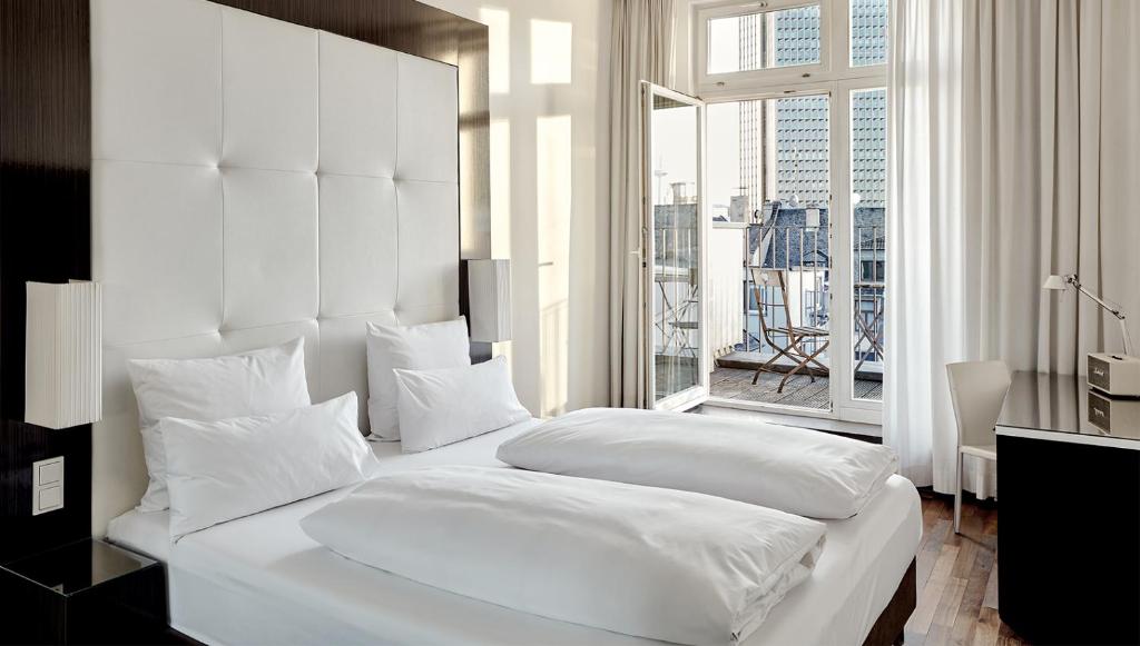 The Pure, Frankfurt, a Member of Design Hotels客房内的一张或多张床位