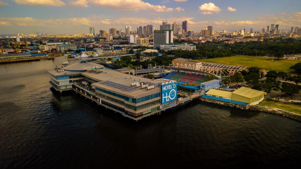 马尼拉H2O酒店的城市空中景观,水面上有一个码头