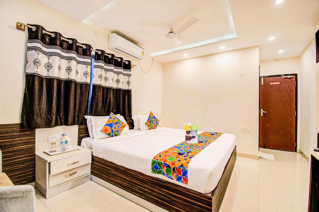 班加罗尔FabHotel Corporate Crown Koramangala的一间卧室设有一张大床和一个窗户。