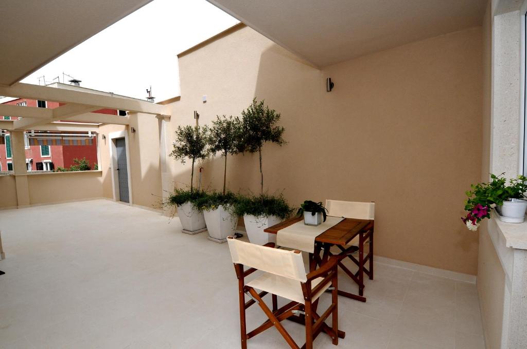 杜布罗夫尼克安妮特公寓酒店的天井配有桌椅和盆栽植物
