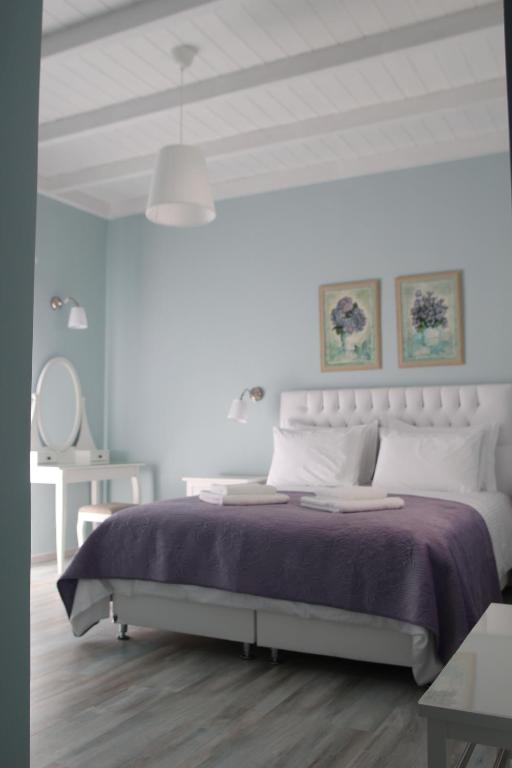 西洛卡特伦Sugar Home的一间卧室配有一张大床和紫色毯子