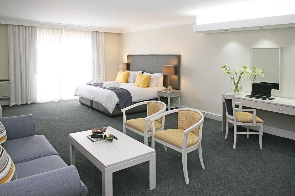 开普敦Hollow on the Square City Hotel的酒店客房设有床和客厅。