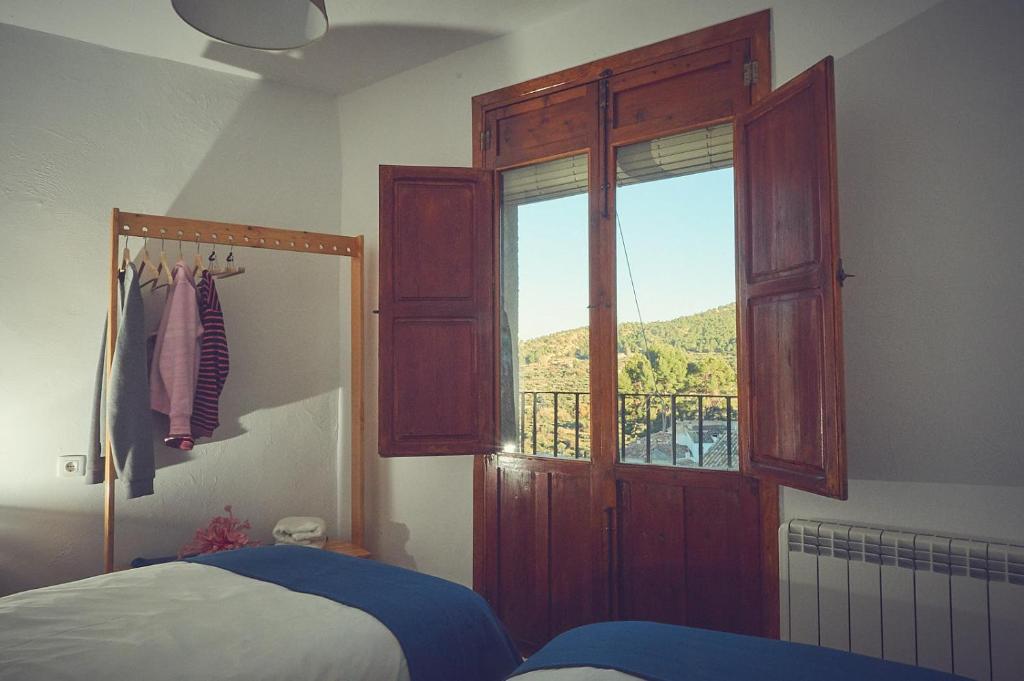 莱图尔Casa rural rincón de Letur的一间卧室设有一张床和一个美景窗户。