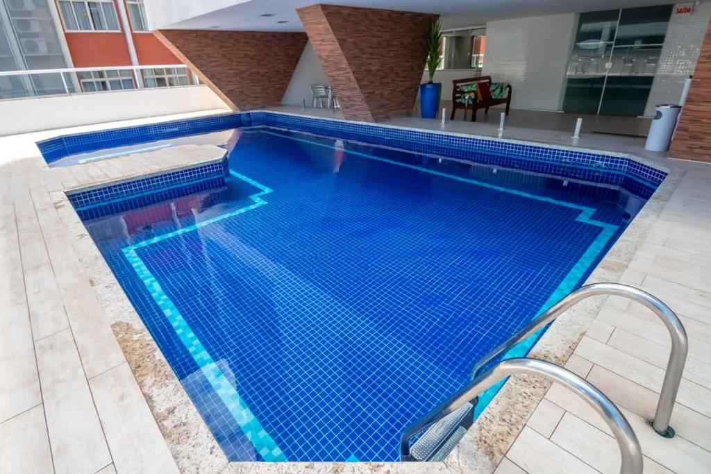 巴拉奈里奥-坎布里乌亚速尔群岛酒店的蓝色海水大型游泳池