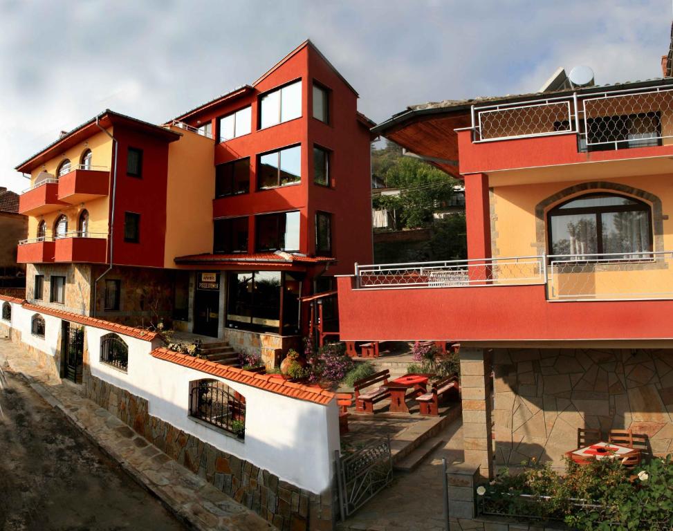 伊瓦伊洛夫格勒Armira Family Hotel的一组红色和黄色的建筑