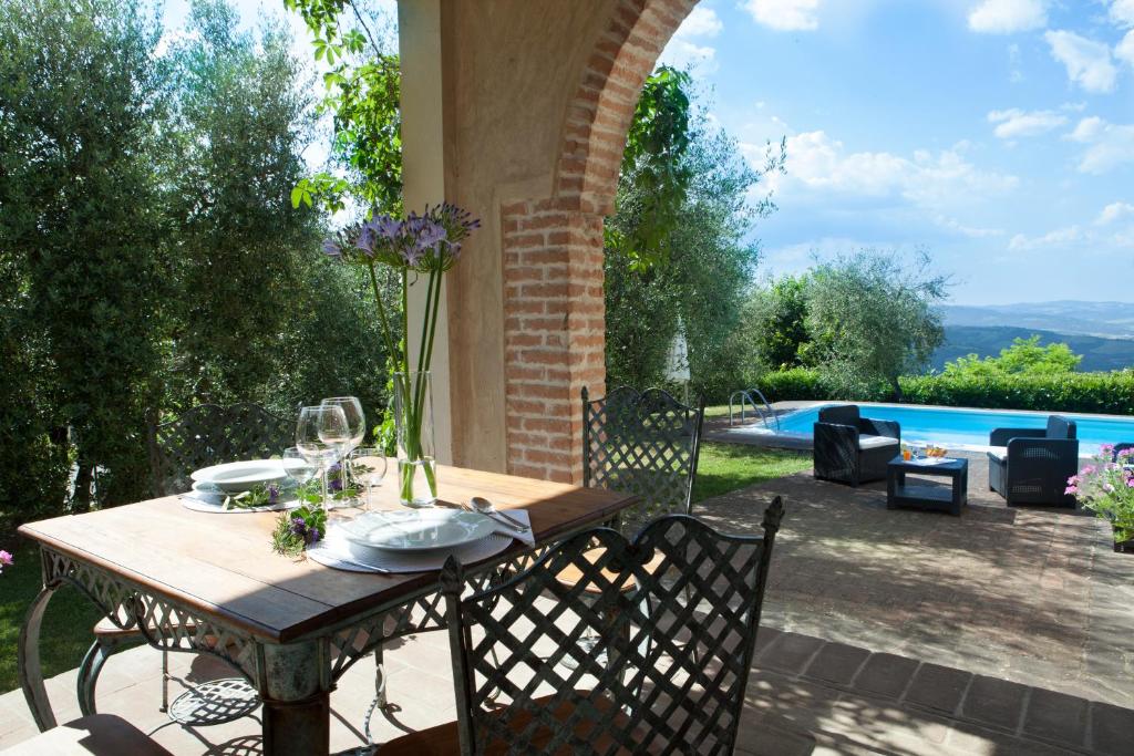 拉迪孔多利菲奥林扎尼别墅的桌椅,享有游泳池的景色
