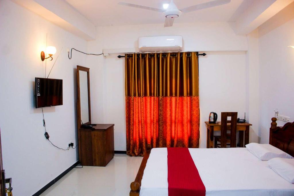 KelaniyaHeritage Eco Resort Kelaniya的一间卧室配有床和红色窗帘
