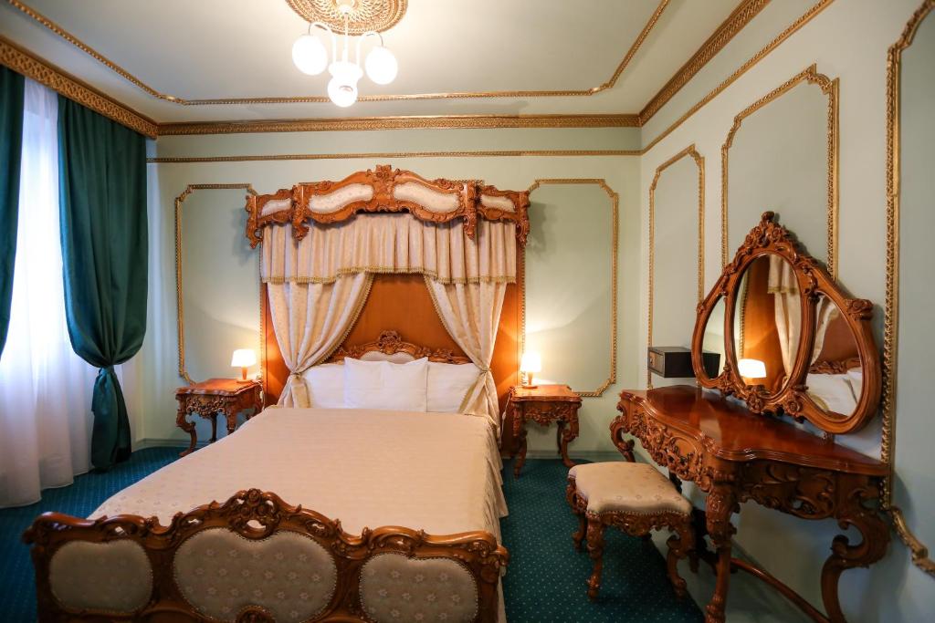 加拉茨克瑞塔酒店的一间卧室配有一张大床和镜子
