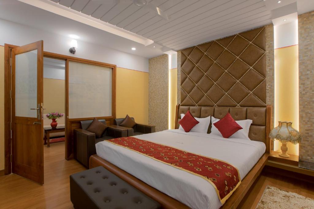 纳盖科伊尔Hotel Vashanth Krishna的一间带大床的卧室和一间客厅