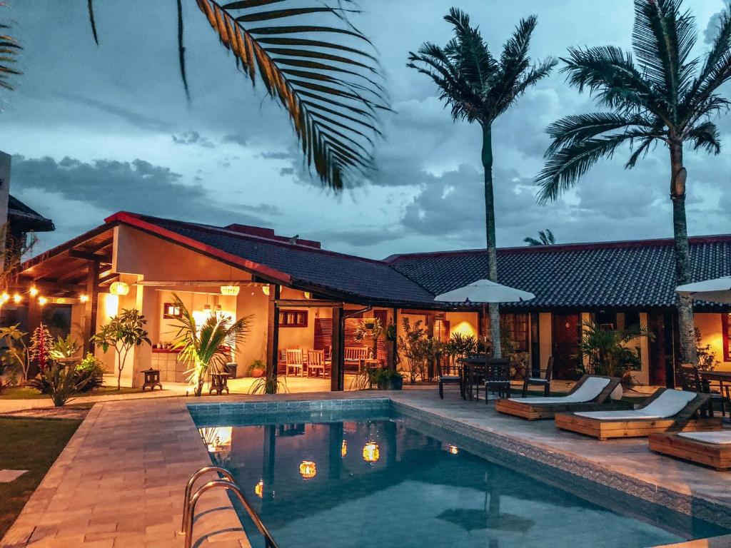 弗洛里亚诺波利斯Casa Mar Campeche的夜间带游泳池的别墅
