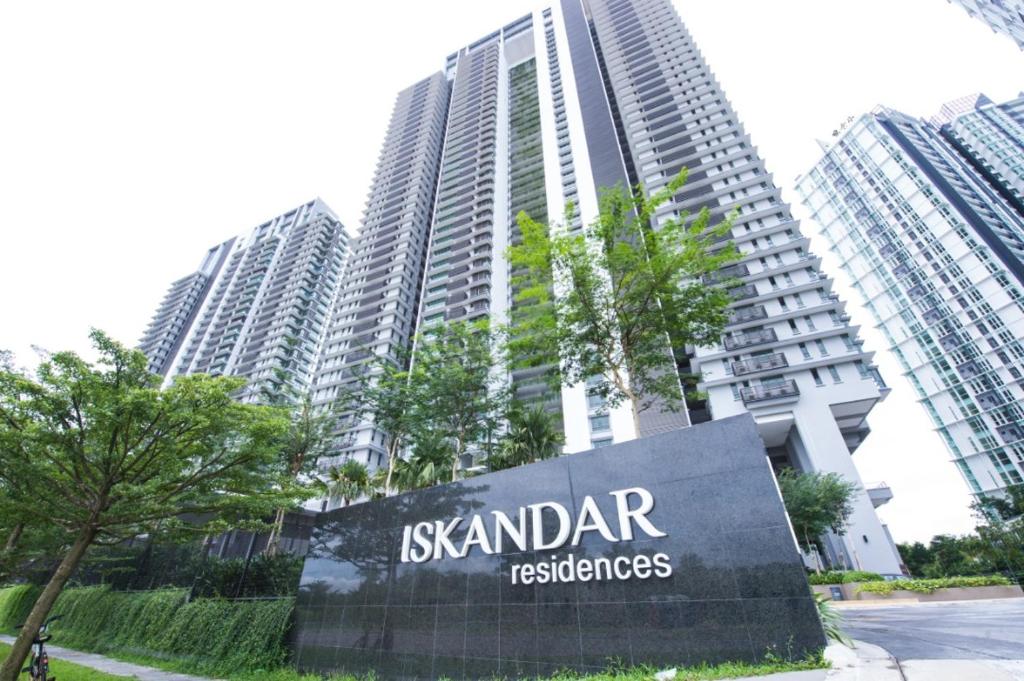 努沙再也Iskandar Residence by JBcity Home的一座高楼前的标志
