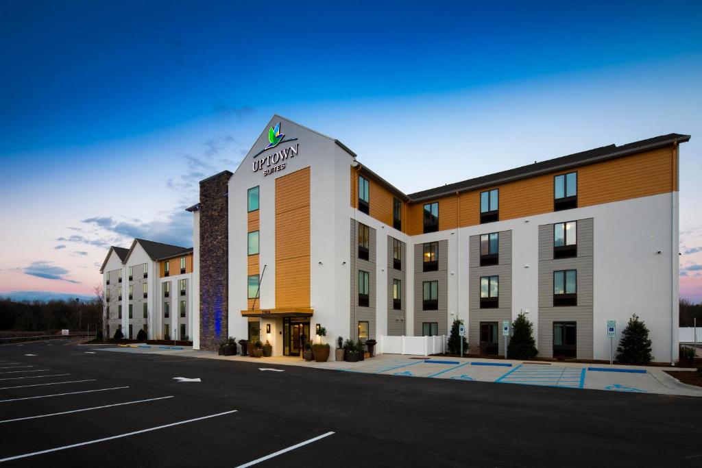 森特尼尔Uptown Suites Extended Stay Denver CO - Centennial的停车场酒店 ⁇ 染
