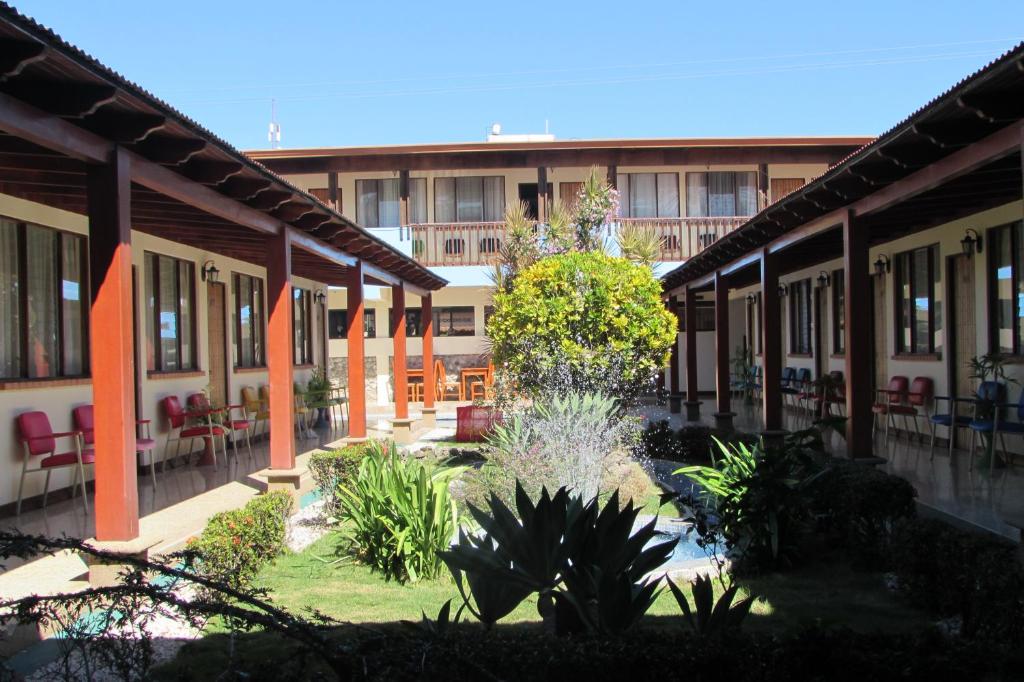 利比里亚拉西埃斯特酒店的一座植物繁多的建筑的庭院