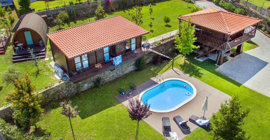 阿尔库什迪瓦尔德维什Cantinho da Gândara的享有带游泳池的房屋的空中景致