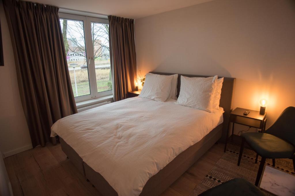 阿姆斯特丹B&B Gabriela Amsterdam的一间卧室设有一张大床和窗户