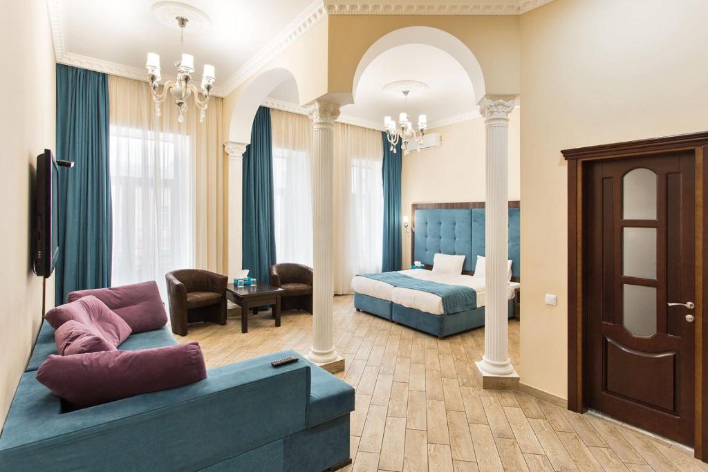 敖德萨Hotel Baron的客厅配有沙发和1张床
