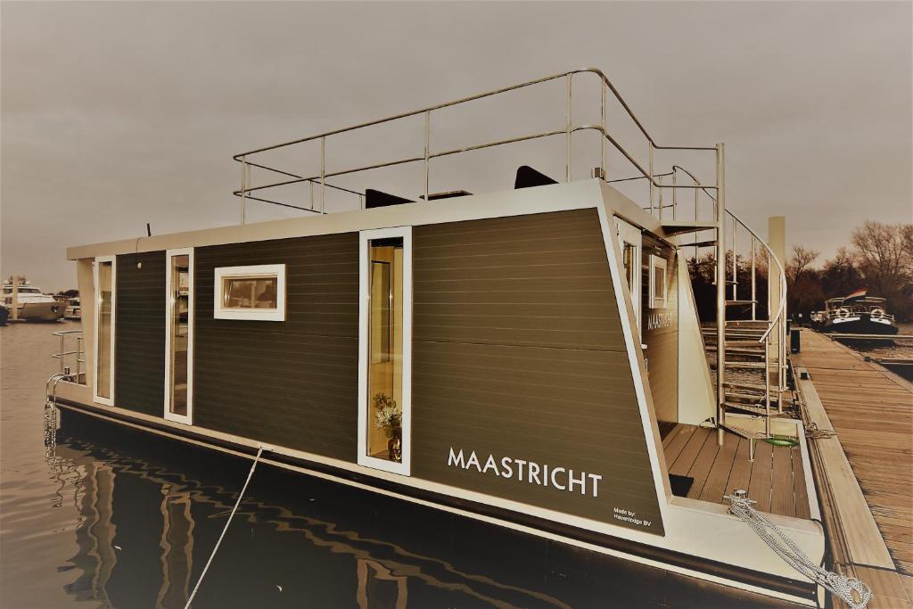 马斯特里赫特Cozy floating boatlodge "Maastricht".的水中小船屋