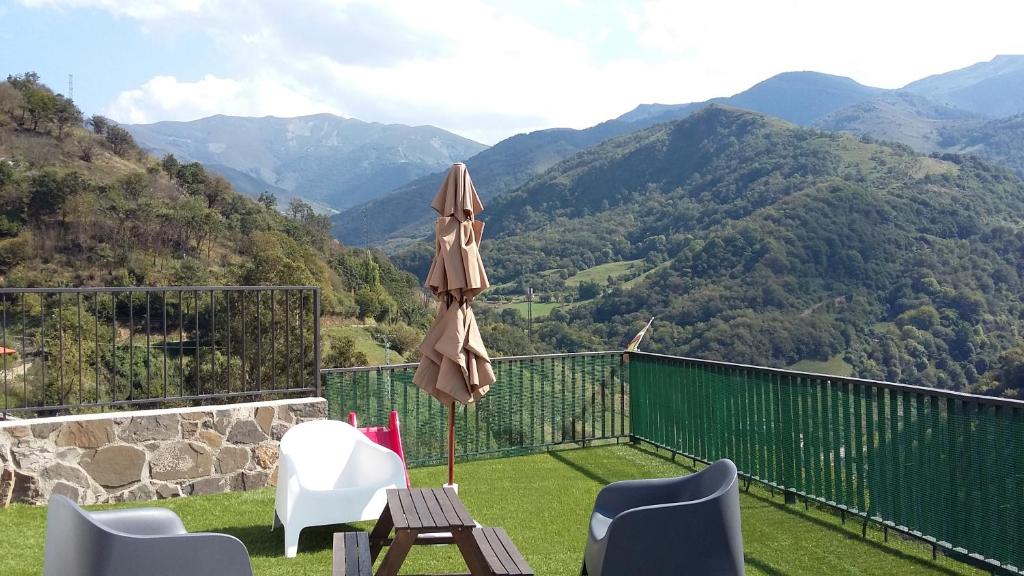BuellasCasa Manolita的庭院配有桌子、遮阳伞和椅子