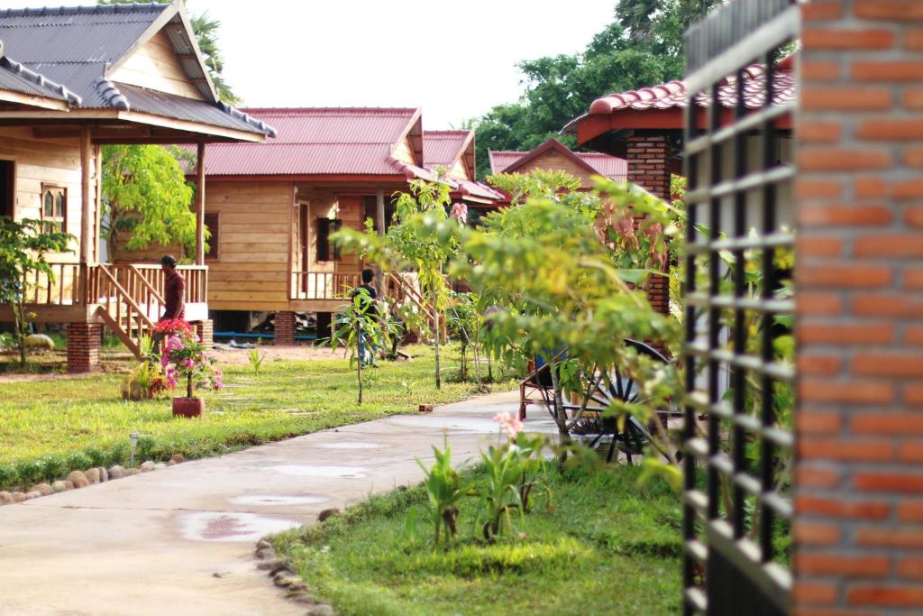 贡布The Hidden Oasis Bungalows的花园房屋前的小径