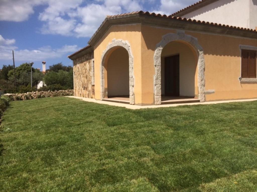 圣特奥多罗Residence Arruli的前面有绿色草坪的房子