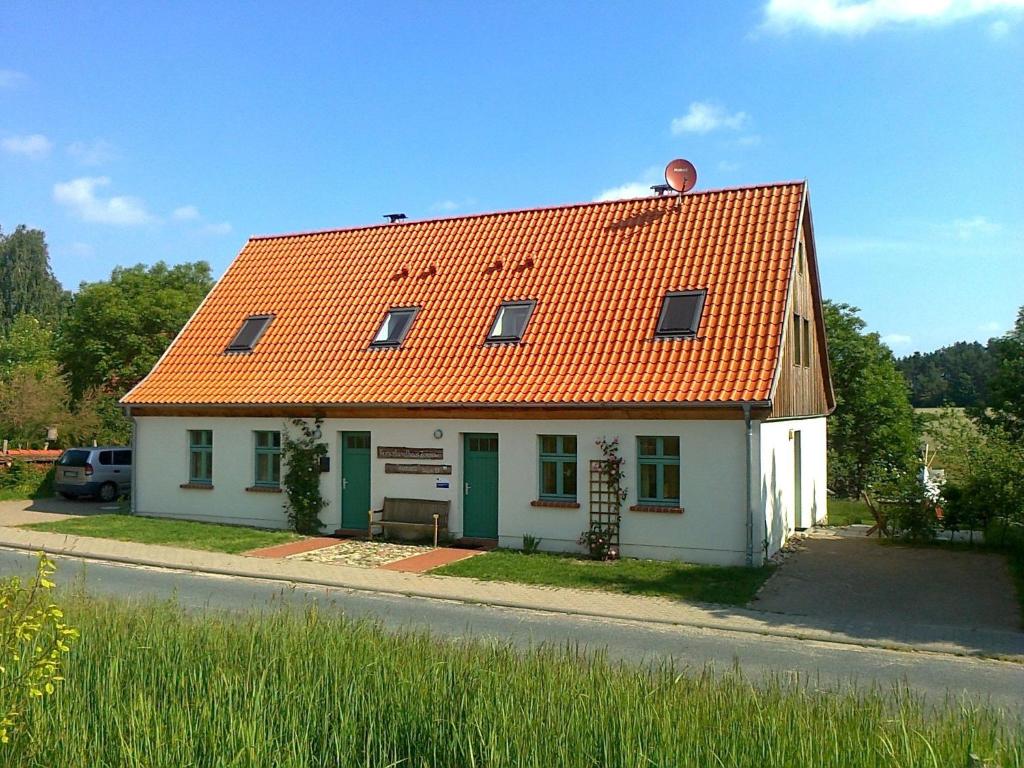 ZempowFerienlandhaus Zempow的一座白色的小房子,拥有橙色的屋顶